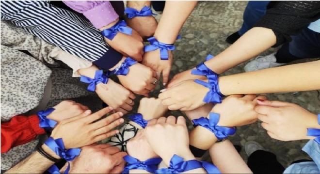 ‘Çocuklar için mavi kurdele tak'